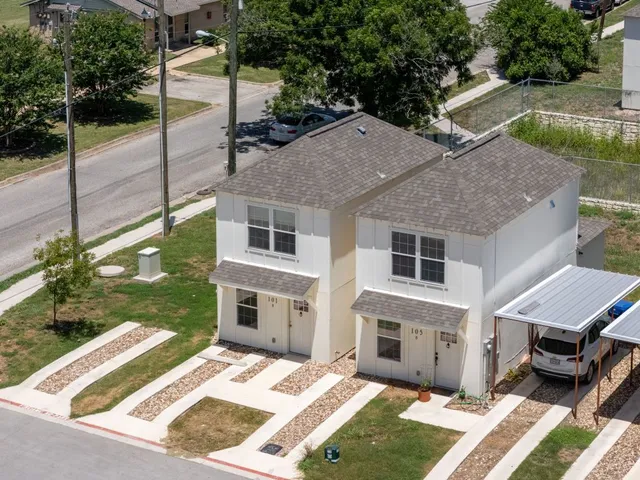 a view of a yard in front of house