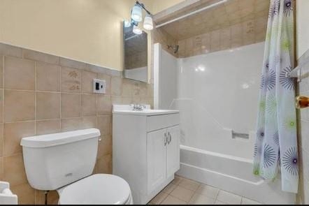 211-213 Prospect Avenue Bayonne, NJ 07002 - Photo 9 of 16 a bathroom with a toilet a sink and bathtub