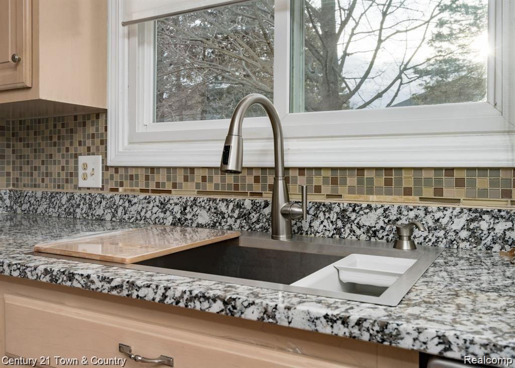 1275 Cobridge Drive Rochester Hills, MI 48306 - Photo 10 of 39