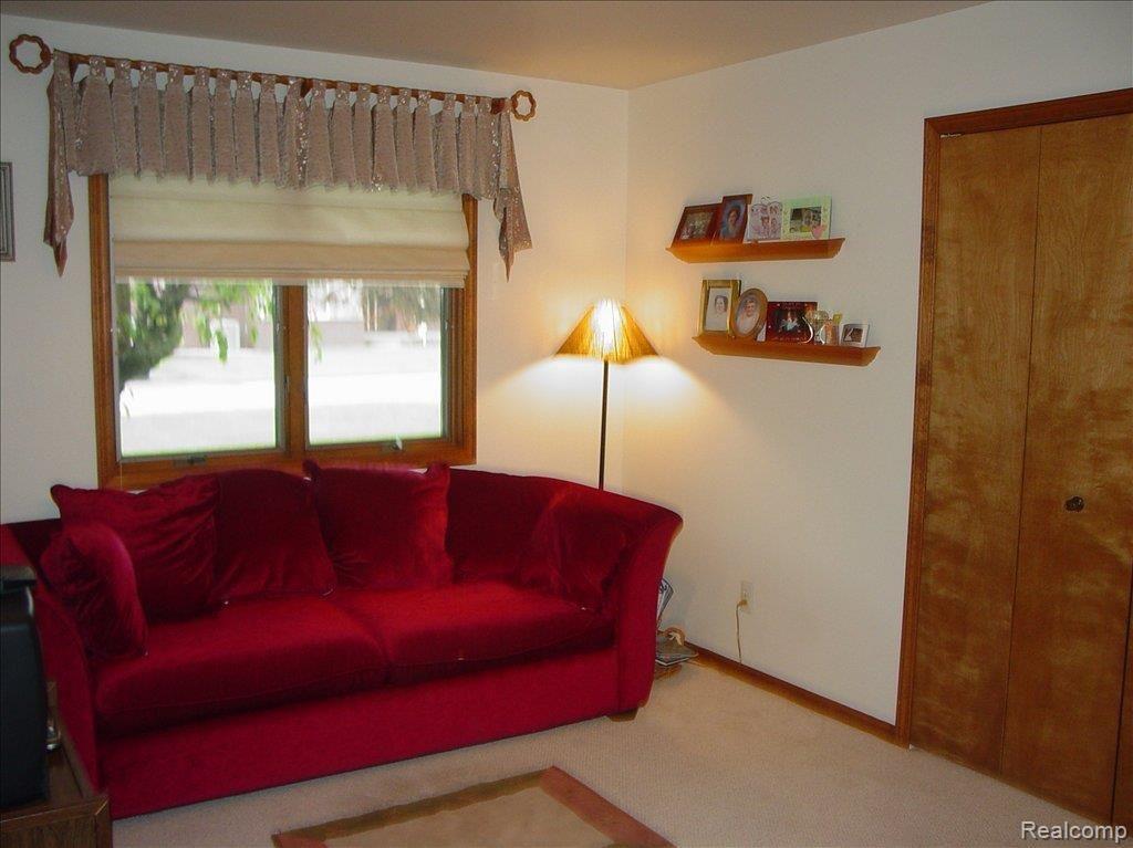 7239 Cardinal Road Algonac, MI 48001 - Photo 8 of 15 Living Room