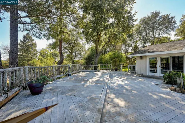 a view of a house with backyard and plants