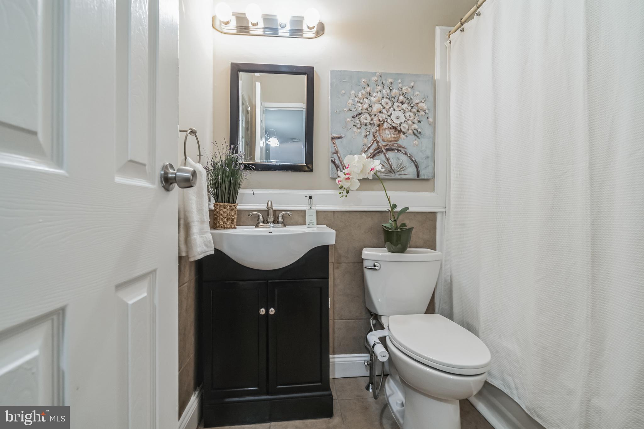 280 Bridgewater Road, Unit J10 Brookhaven, PA 19015 - Photo 12 of 16 Updated Hall Bath