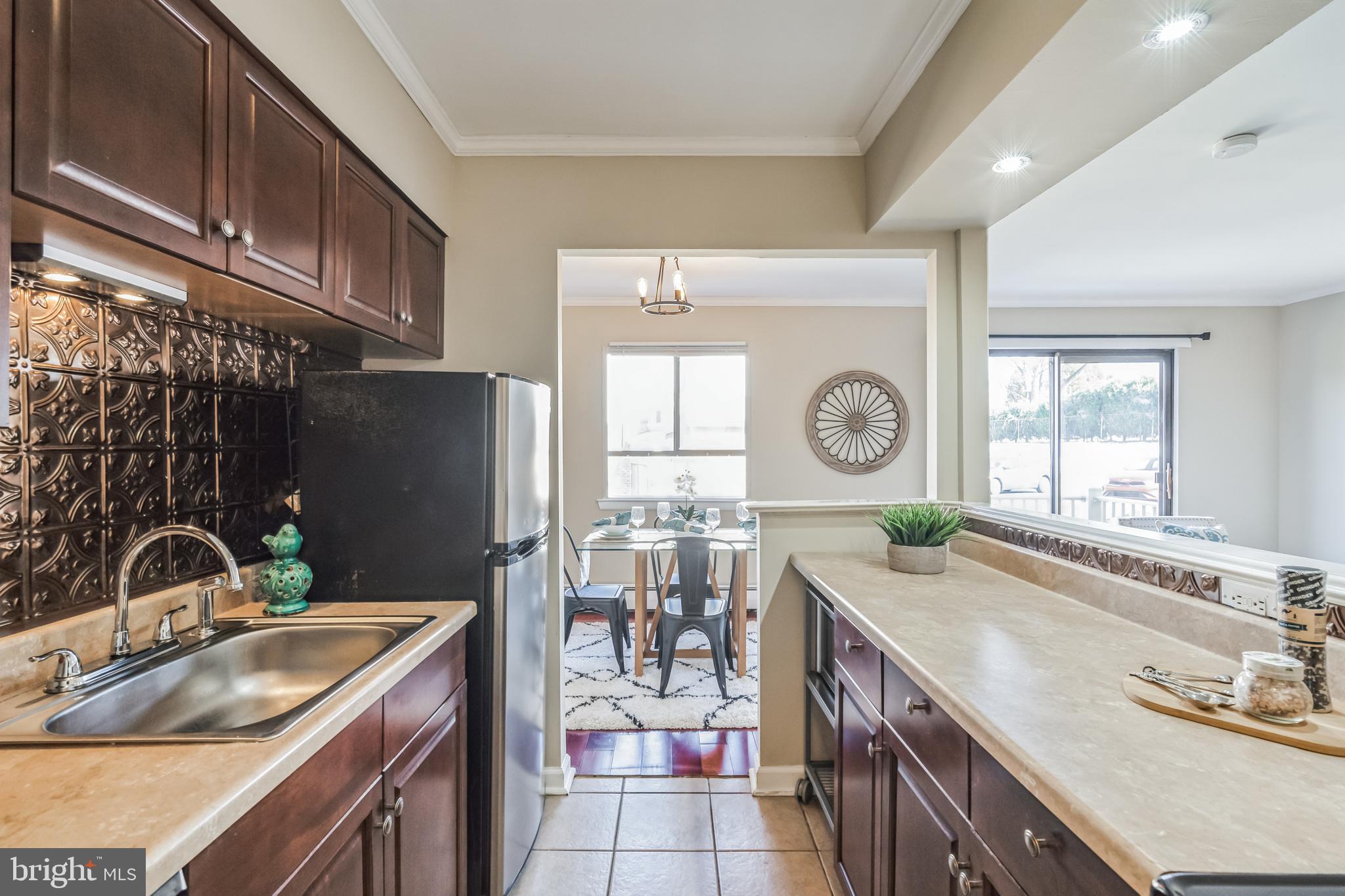 280 Bridgewater Road, Unit J10 Brookhaven, PA 19015 - Photo 7 of 16 Updated Kitchen