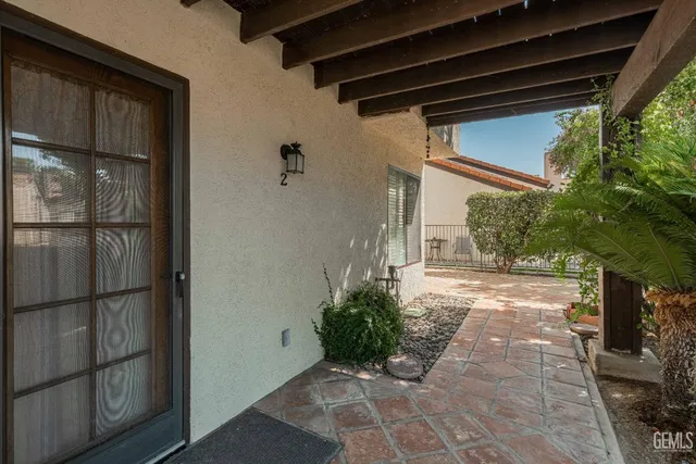 a view of a back yard