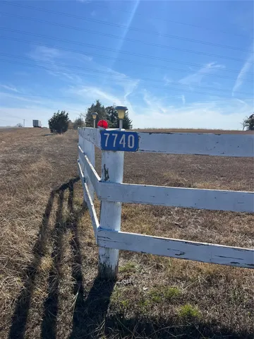 a view of entryway and kitchen