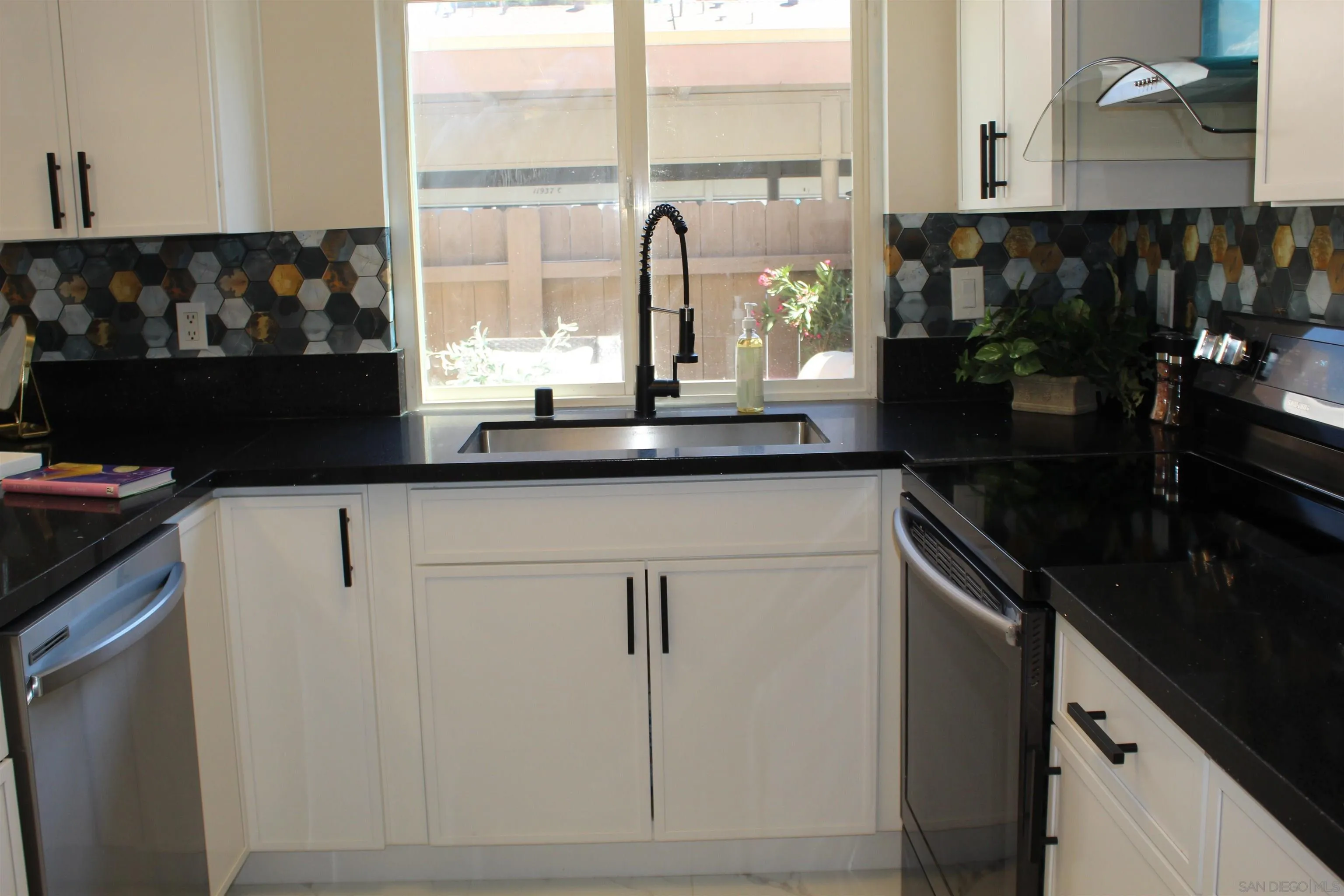 11935 Royal Road, Unit B El Cajon, CA 92021 - Photo 4 of 29 Gallery Image 4