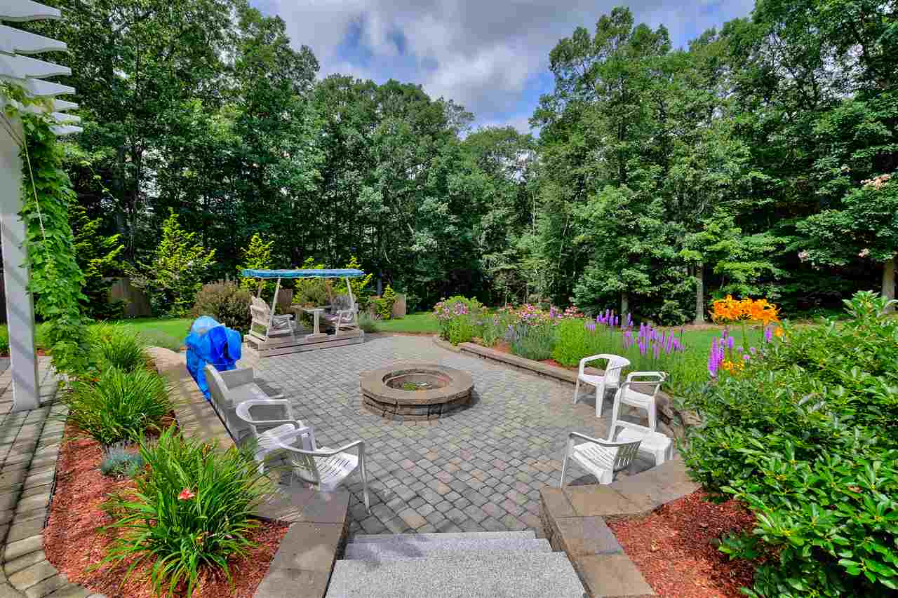 133 Robinson Road Hudson, NH 03051 - Photo 4 of 33 Gallery Image 4