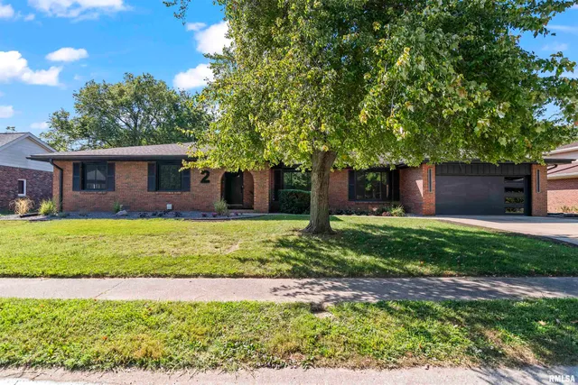 $395,000 | 2 Beacon Ridge Drive, Springfield, IL 62711