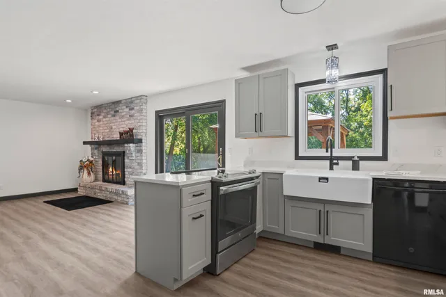 $395,000 | 2 Beacon Ridge Drive, Springfield, IL 62711