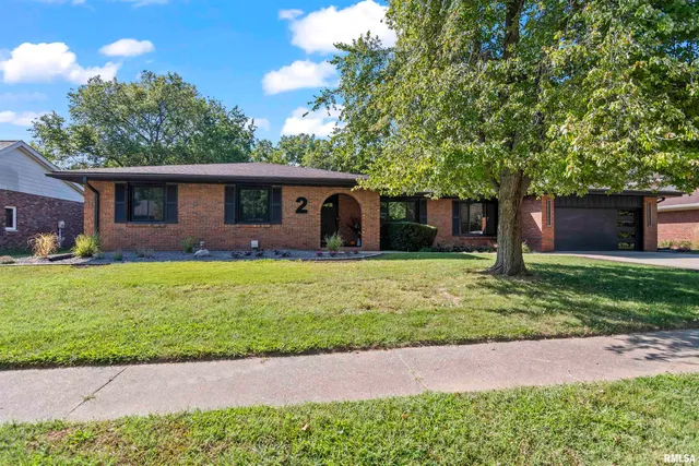 $395,000 | 2 Beacon Ridge Drive, Springfield, IL 62711