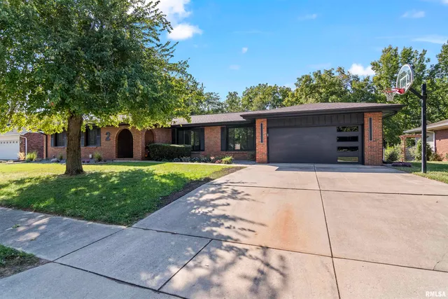 $395,000 | 2 Beacon Ridge Drive, Springfield, IL 62711