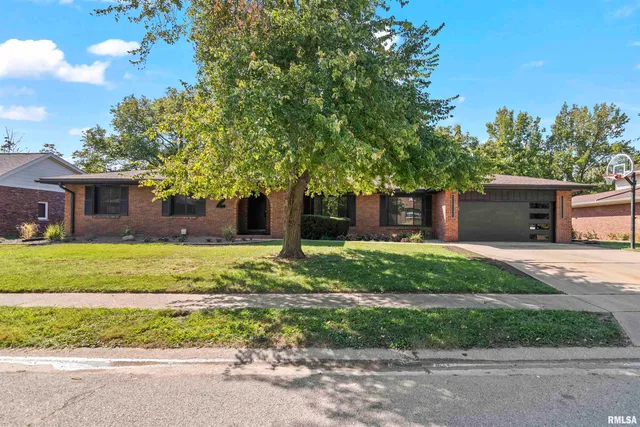 $395,000 | 2 Beacon Ridge Drive, Springfield, IL 62711