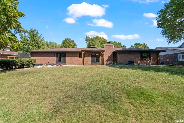 $395,000 | 2 Beacon Ridge Drive, Springfield, IL 62711