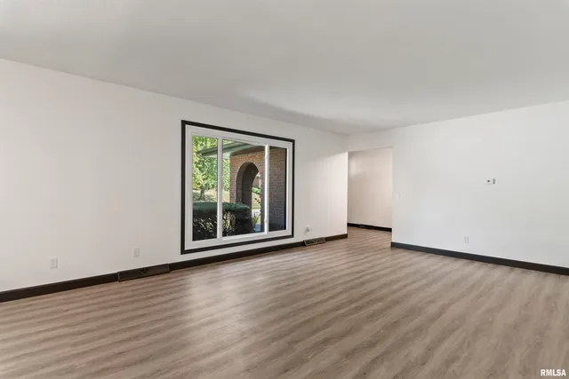 $395,000 | 2 Beacon Ridge Drive, Springfield, IL 62711