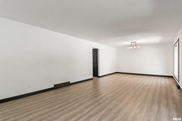 $395,000 | 2 Beacon Ridge Drive, Springfield, IL 62711