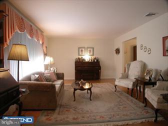 101 Shelley Road Southampton, PA 18966 - Photo 2 of 6 Living Room
