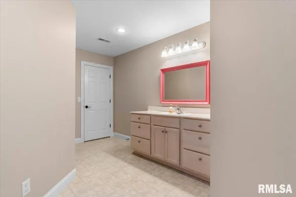 $625,000 | 44 Woodland Trail, Rochester, IL 62563