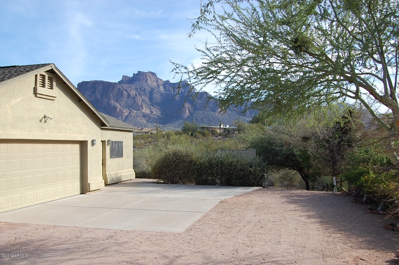 891 North Roadrunner Road Apache Junction, AZ 85119 - Photo 3 of 28 Front 3
