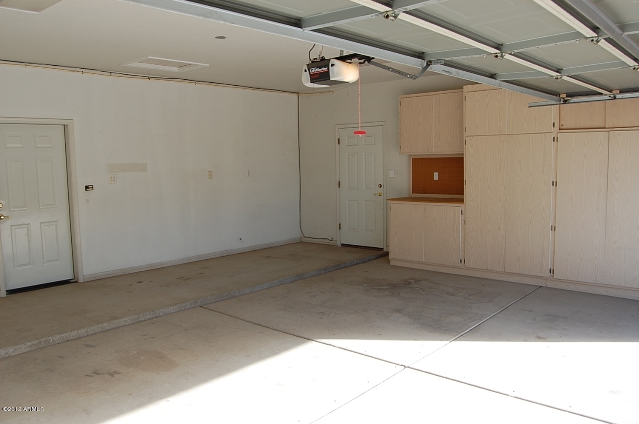 891 North Roadrunner Road Apache Junction, AZ 85119 - Photo 4 of 28 Garage