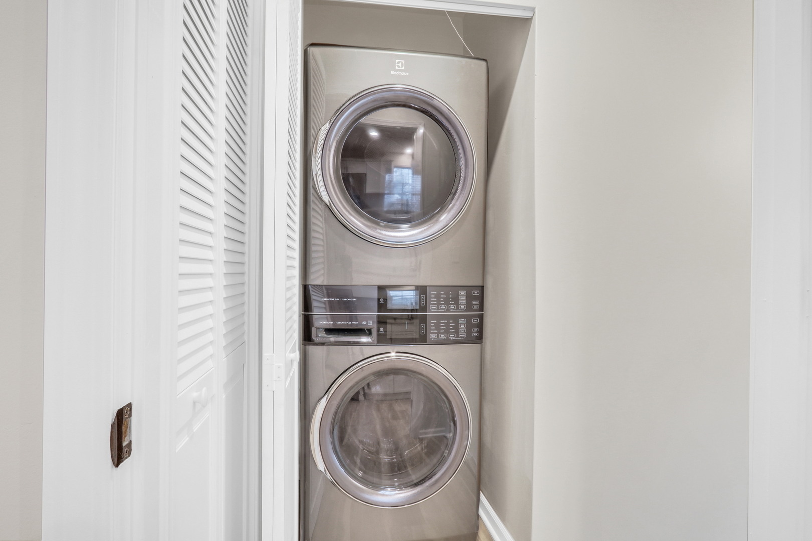 24791 West Rollins Road Round Lake, IL 60073 - Photo 17 of 26 a utility room with dryer and washer