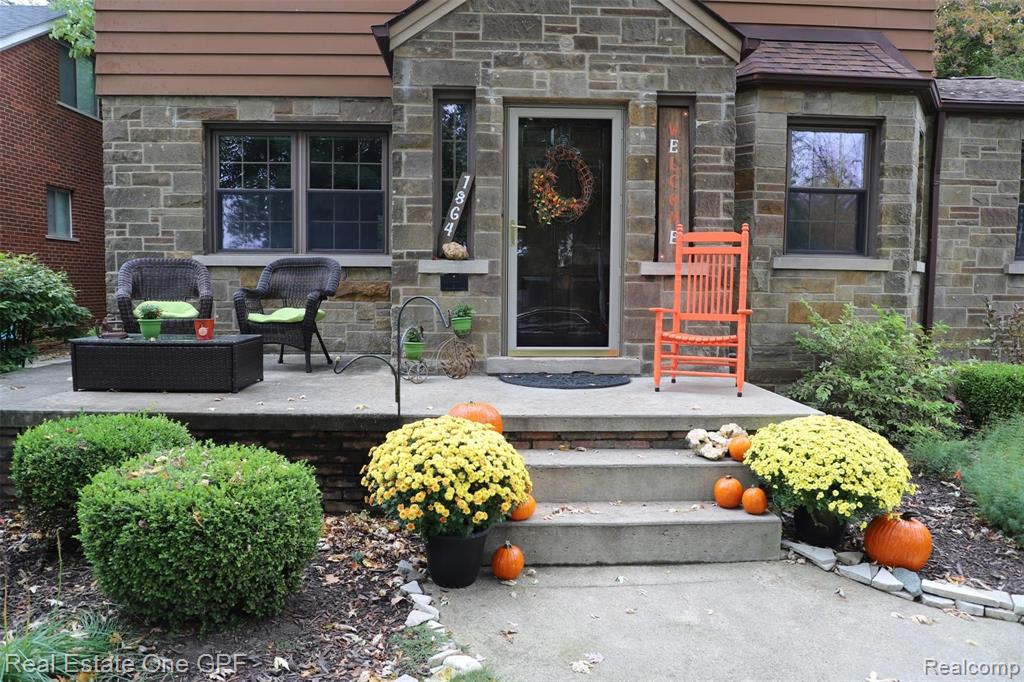 1864 Hawthorne Road Grosse Pointe Woods, MI 48236 - Photo 2 of 30