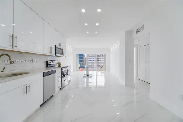 $3,000 | 1950 South Ocean Drive, Unit 19A, Hallandale Beach, FL 33009