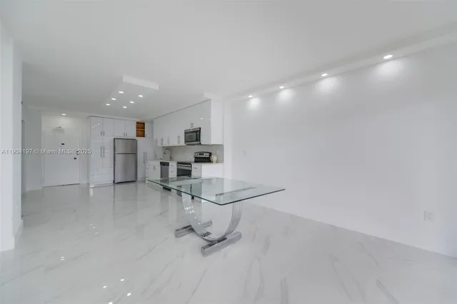 $3,000 | 1950 South Ocean Drive, Unit 19A, Hallandale Beach, FL 33009