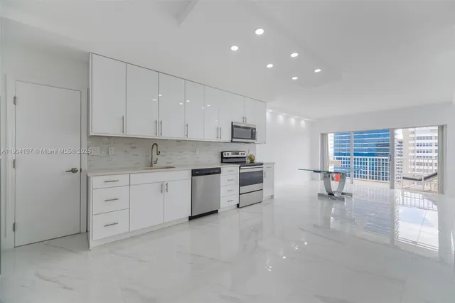 $3,000 | 1950 South Ocean Drive, Unit 19A, Hallandale Beach, FL 33009