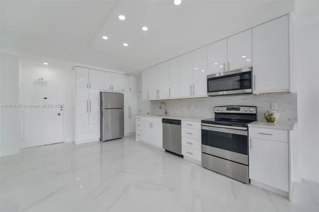 $3,000 | 1950 South Ocean Drive, Unit 19A, Hallandale Beach, FL 33009