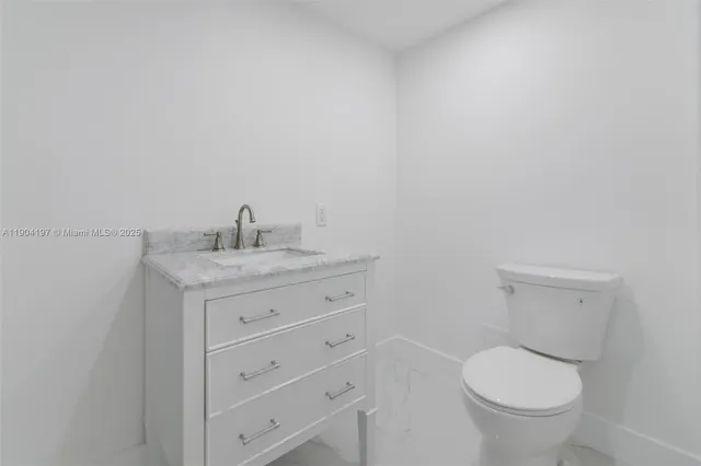 $3,000 | 1950 South Ocean Drive, Unit 19A, Hallandale Beach, FL 33009