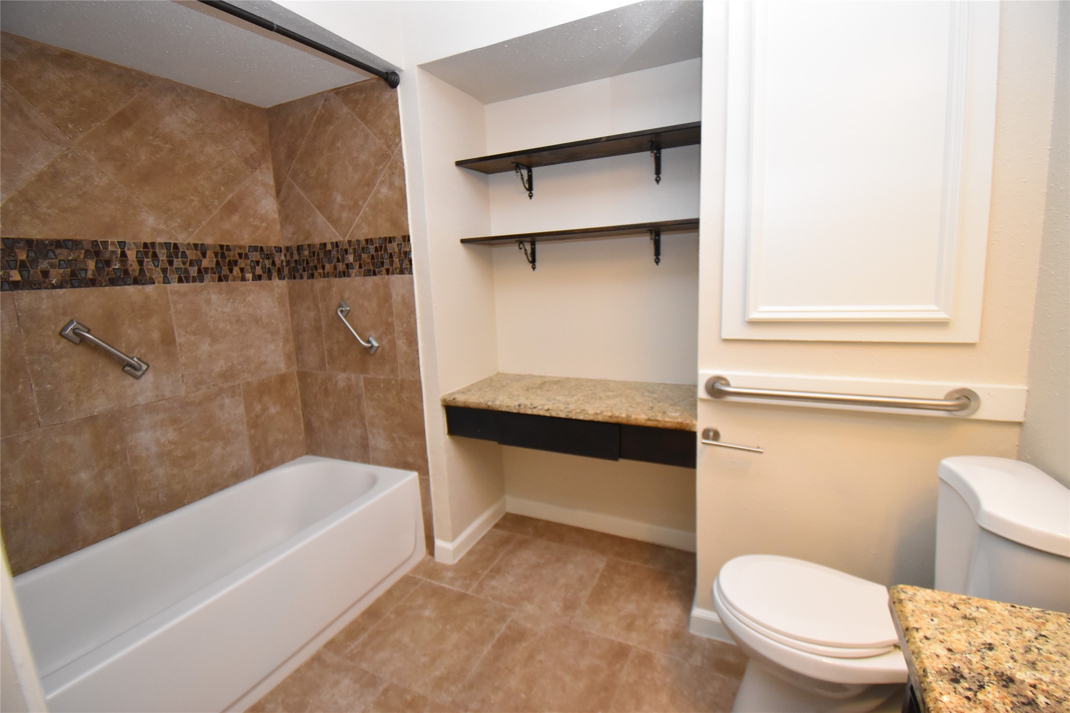 4040 San Felipe Street, Unit 155 Houston, TX 77027 - Photo 13 of 15 a bathroom with a toilet and a bathtub