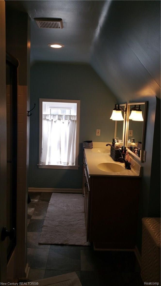 1642 Oxford Road Berkley, MI 48072 - Photo 21 of 26 20160405_143627.jpg