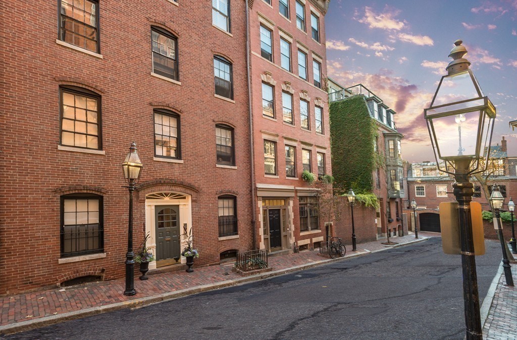 130 Myrtle Street, Unit 5 Boston, MA 02114 - Photo 2 of 6