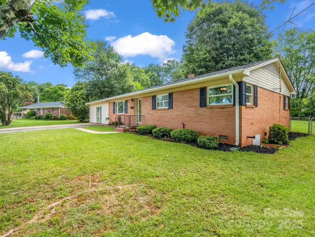 a view of a house with backyard and garden