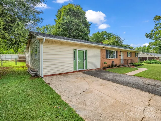 a view of a house with a backyard