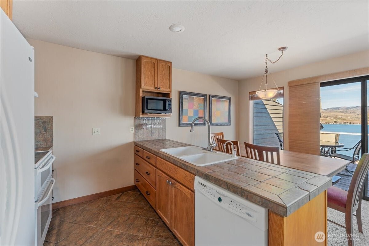 4056 Lakeview Place, Unit 2B Chelan, WA 98816 - Photo 12 of 40
