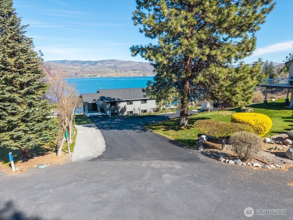 4056 Lakeview Place, Unit 2B Chelan, WA 98816 - Photo 3 of 40