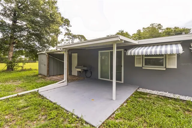 a view of a house with a backyard