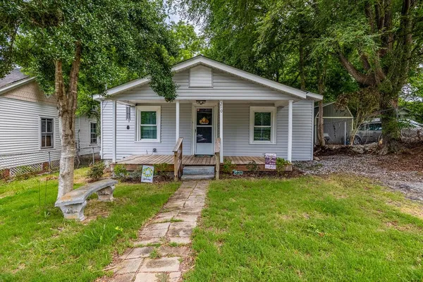 $168,000 | 210 East Hampton Avenue, Laurens, SC 29360