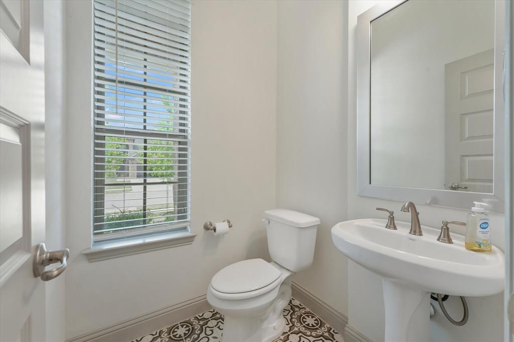 3208 Heathrow Road Mesquite, TX 75181 - Photo 6 of 21 a bathroom with a sink toilet and a mirror
