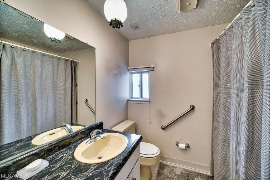 6046 Collins Road Mentor, OH 44060 - Photo 21 of 31 Full Bathroom located on 3rd Floor.