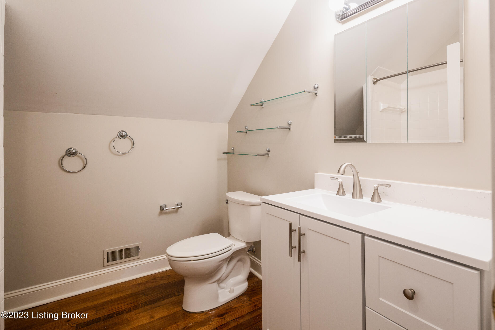 4321 Lincoln Road Louisville, KY 40220 - Photo 27 of 41 Second Floor Primary Bathroom