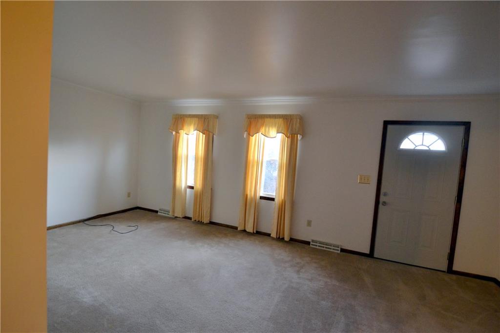 287 Glen Eden Road Rochester, PA 15074 - Photo 4 of 12 Large living room