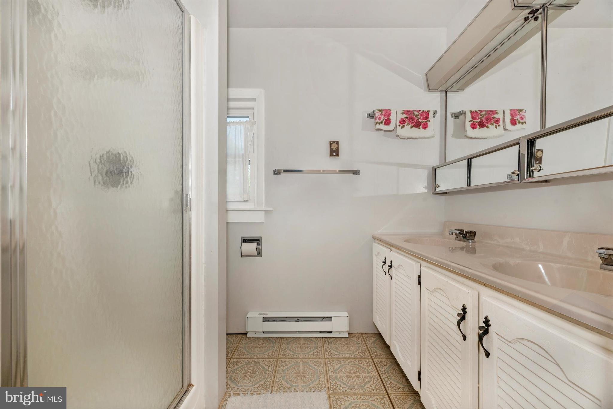 7810 Roddy Creek Road Thurmont, MD 21788 - Photo 29 of 53 Upper Level Full Hall Bath
