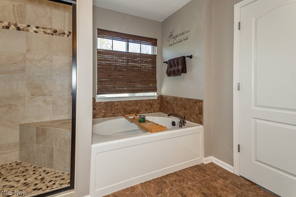 168 Burwick Road Cleveland, OH 44143 - Photo 13 of 31 Relax and soak in the tub.