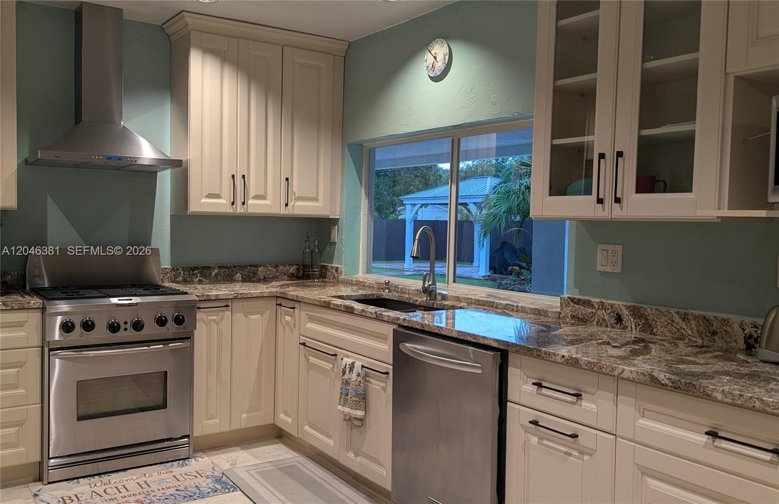 10442 Southwest 114th Street Miami, FL 33176 - Photo 22 of 48 Gas stove, dishwasher