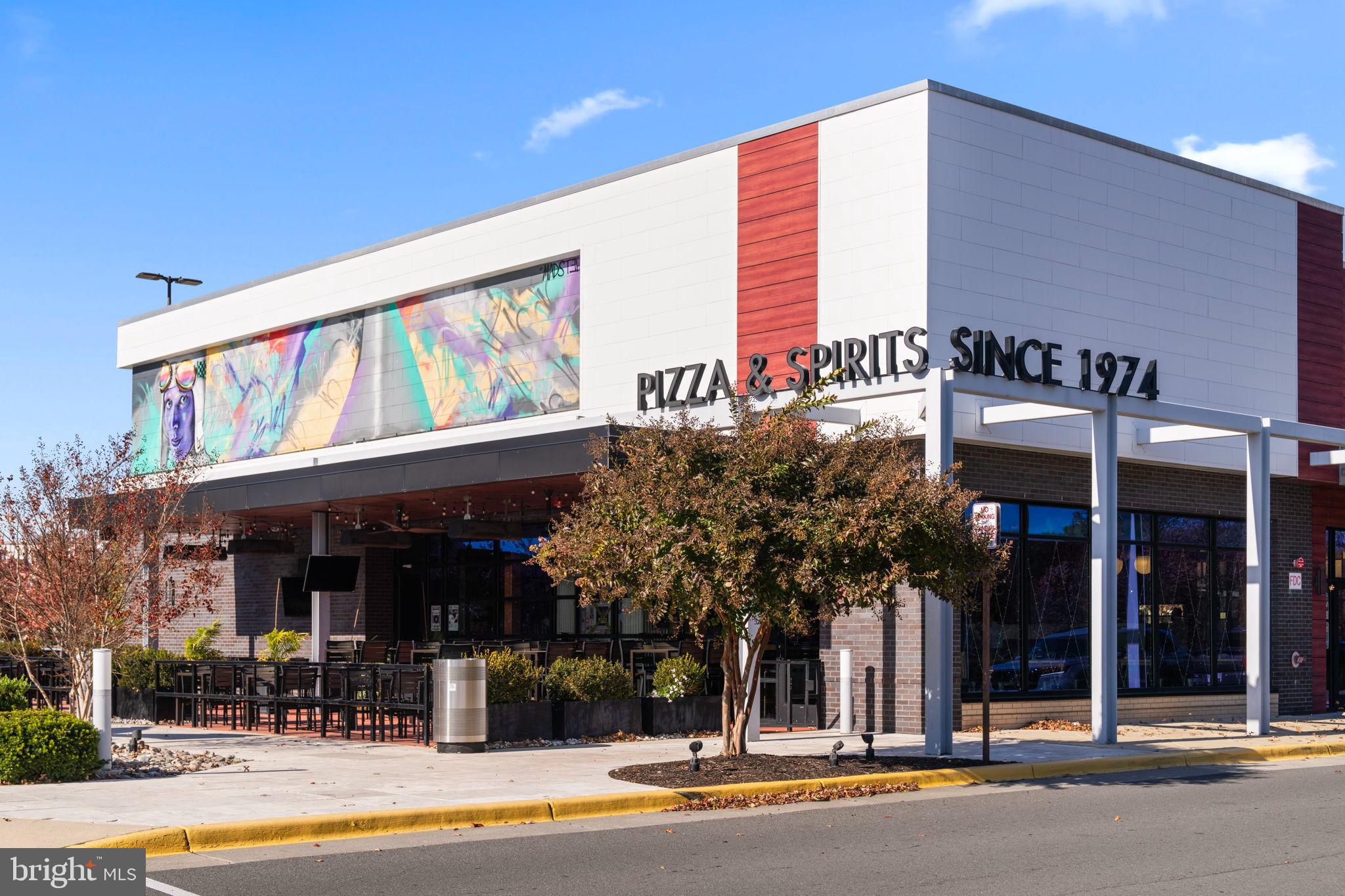 14901 Rydell Road, Unit 303 Centreville, VA 20121 - Photo 36 of 45 Vibrant eatery serving pizza since '74.