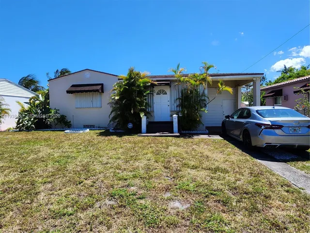a view of a house with a yard