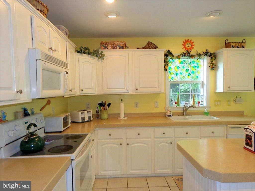 32530 Approach Way, Unit 3252 Millsboro, DE 19966 - Photo 27 of 109 Lots of cabinets and counters.