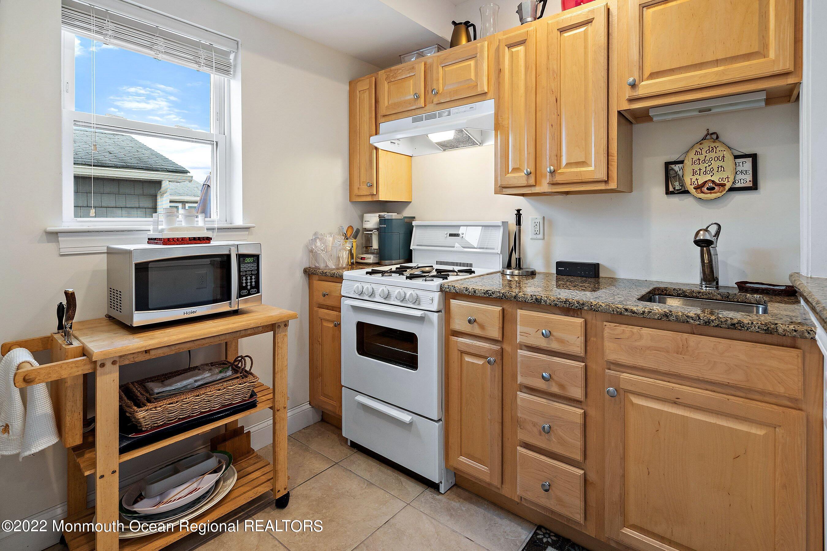 34 Sands Point Road Waretown, NJ 08758 - Photo 11 of 44 11-Int4 Kitchen